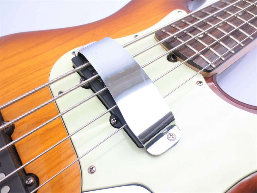 店頭(島根県)で、Fender USA American Deluxe 5弦ジャズベースを買取 